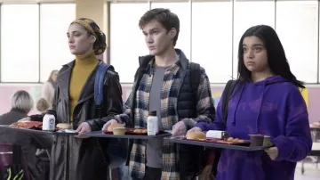 Pluto Collective Bleach Bye Hoodie porté par Kamala Khan (Iman Vellani) vu dans la série télévisée Ms. Marvel (S01E02)