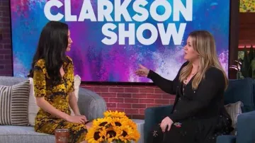 Kwaidan Editions vestido camisero ajustado con estampado floral usado por Kelsey Chow como se ve en The Kelly Clarkson Show