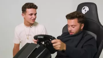 La camiseta trefoil linear original de adidas usada por Lando Norris en el video de YouTube F1 22, But We're Blindfolded...