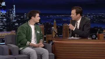 Lacoste Graphic Logo Chaqueta de peluche abotonada en verde usada por Noah Schnapp en The Tonight Show Starring Jimmy Fallon el 16 de junio de 2022