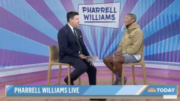Veste à capuche kaki Human Made portée par Pharrell Williams dans l’émission de télévision Today le 16 juin 2022