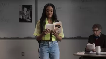 Wise Blood: A Novel de Flannery O’Connor livre lu par Calliope Burns (Imani Lewis) dans la série télévisée First Kill (S01E01)