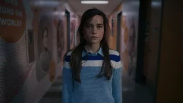 Anthropologie Y Maeve Paulina Pull rayé porté par Juliette Fairmont (Sarah Catherine Hook) vu dans First Kill (Saison 1 Episode 2)