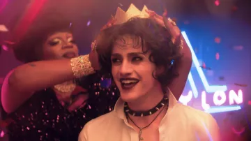 Collier Stud Choker porté par Mingus (Fin Argus) vu dans les tenues de la série télévisée Queer as Folk (Saison 1 Episode 1)