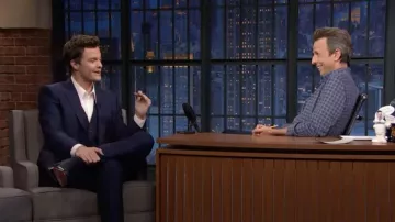 Costume bleu marine 3 pièces porté par Jack Quaid vu dans Late Night with Seth Meyers TV Show