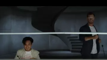 Austin accueille le t-shirt blanc Mike Dukakis porté par Verlaine (Mark Paguio) dans le film Spiderhead