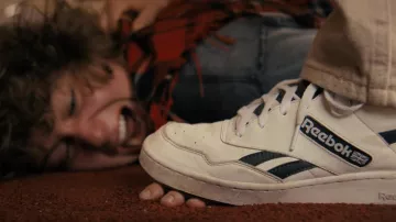 Zapatillas Reebok Hi Top usadas por Jason Carver (Mason Dye) como se ve en los atuendos de la serie de televisión Stranger Things (Temporada 4 Episodio 3)