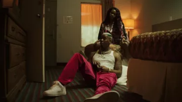 Zapatillas Nike Air Force 1 en blanco usadas por Lil Murda (J. Alphonse Nicholson) como se ve en los atuendos de la serie de televisión P-Valley (Temporada 2 Episodio 3)