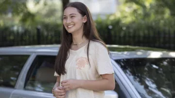 Camiseta de Positive Vibes usada por Belly (Lola Tung) como se ve en el vestuario del programa de televisión The Summer I Turned Pretty (Temporada 1 Episodio 1)
