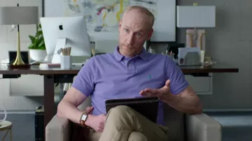 Ralph Lauren Slim-Fit Logo-Embroidered Polo Shirt en púrpura usado por el Dr. Gary Saeger (Matt Walsh) como se ve en Father of the Bride