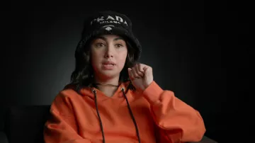 Prada terrycloth bucket hat in black worn by Emma (Alexa Mansour) as seen in Players (S01E03)