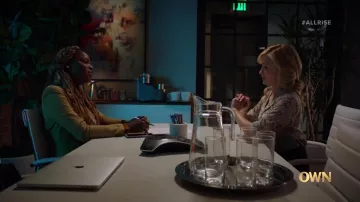 Rails Rebel Silk Snakeskin Print Shirt usada por Amy Quinn (Lindsey Gort) como se ve en los atuendos de la serie de televisión All Rise (S03E01)