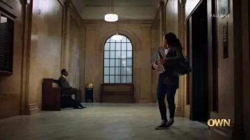 Zapatillas Converse Hi Top usadas por Emily Lopez (Jessica Camacho) como se ve en All Rise Wardrobe (S03E01)