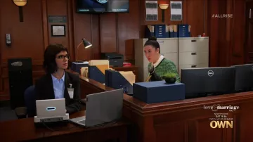 Ted Baker Alaynaa Embellished Top usado por Sherri Kansky (Ruthie Ann Miles) como se ve en All Rise (S03E01)