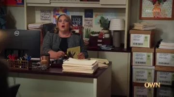 Veste en tweed Kasper avec yoke Combo portée par Carol Coleman (Rebecca Field) comme on le voit dans All Rise (S03E01)