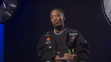 La veste en jean noire Balenciaga à patchs portée par Niska dans  la série Nouvelle école (Saison 1 Episode 1)