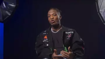 La veste en jean noire Balenciaga à patchs portée par Niska dans  la série Nouvelle école (Saison 1 Episode 1)