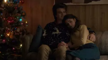 Le pull de Noël avec des Rennes porté par Steve Harrington (Joe Keery) dans la série Stranger Things (Saison 1 Épisode 8)