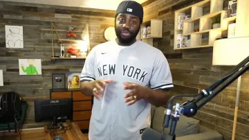 La camiseta gris nike de béisbol de los Yankees de Nueva York usada por Lonni en el video de YouTube ADIVINA EL SECRETO DEL TRUCO DE MAGIA con Evan