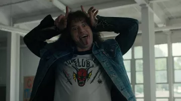 Hellfire club shirt of Dustin Henderson (Gaten Matarazzo) in Stranger Things (S04E02)