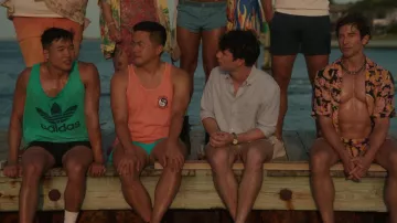 Débardeur double Scorpion renversé en orange porté par Howie (Bowen Yang) comme on le voit dans le film Fire Island