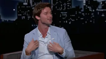 Camisa formal azul claro usada por Patrick Schwarzenegger en Jimmy Kimmel Live! en junio 22, 2022