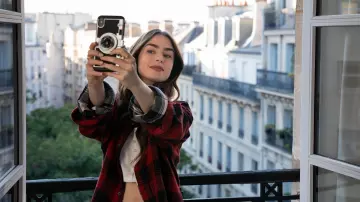 La coque appareil photo sur le smartphone de Emily Cooper (Lily Collins) dans la série Emily in Paris (Saison 1 Épisode 1)