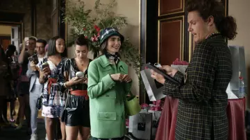 Le manteau vert Chanel en laine porté par Emily Copper (Lily Collins) dans la série Emily in Paris (Saison 1 Épisode 5)