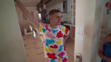 Le tee-shirt et le short imprimé Visionnaire de Michou dans la vidéo YouTube Inoxtag mange en tête à tête avec la sirène (il obtient un bisou) #7