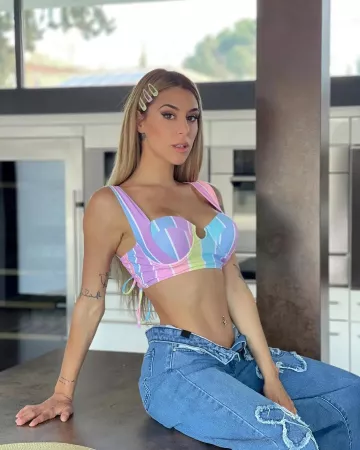 Beatriz Retamal Saez's multicolored bra on her Instagram account @bearsaez