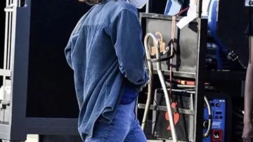 La chemise bleue portée par Max Mayfield (Sadie Sink) dans la série Stranger Things (Saison 4 Épisode 1)