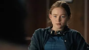 La chemise bleue portée par Max Mayfield (Sadie Sink) dans la série Stranger Things (Saison 4 Épisode 1)