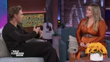 Mango Burnt Orange Vestido de satén plisado usado por Kelly Clarkson como se ve en The Kelly Clarkson Show