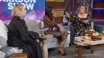 Falda de cuero marrón usada por Charithra Chandran en The Kelly Clarkson Show