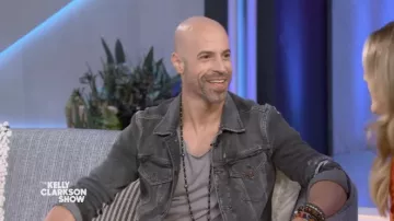 Chaqueta de mezclilla gris usada por Chris Daughtry como se ve en The Kelly Clarkson Show