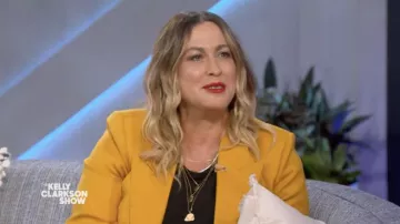 Chaqueta Tangerine Orange Blazer usada por Alanis Morissette en The Kelly Clarkson Show