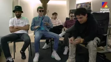 Les sneakers Adidas portées par Vald dans la vidéo En studio avec Vald, Seezy et Échelon Records l Exclus en écoute l Konbini