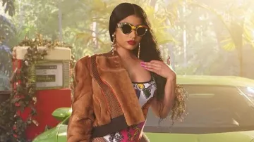 Chaqueta de piel marrón usada por Nicki Minaj como se ve en su video musical megatron
