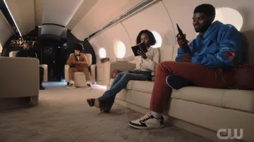 Sweat à capuche floral bleu Kehinde Wiley porté par Tom Swift (Tian Richards) vu dans l’émission de télévision Tom Swift (S01E04)