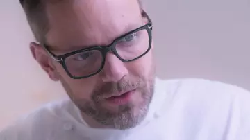 Lunettes Tom Ford portées par le patron de Carmy (Joel McHale) comme on le voit dans The Bear (S01E07)