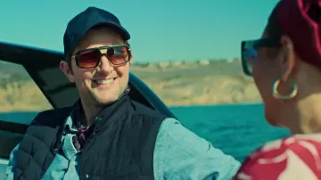 Lunettes de soleil Dita Mach-eight portées par John Novak (Adam Scott) comme on le voit dans la série télévisée Loot (S01E01)