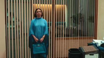 Hermès Birkin handbag in blue worn by Molly (Maya Rudolph) as seen in Loot (S01E01)