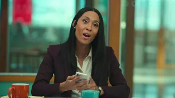 Theory Stretch Silk Classic Fitted Shirt in Ivory usado por Sofia Salinas (Mj Rodriguez) como se ve en Loot (Temporada 1 Episodio 3)