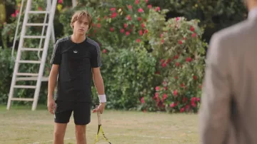 Camiseta de tenis Adidas usada por Alessandro Albani (Saul Nanni) como se ve en los atuendos de la película Love & Gelato