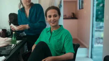 Le polo en éponge vert  Iets Frans... porté par Mira (Alicia Vikander) dans la série Irma Vep (Saison 1 Episode 3)