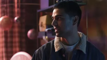 Veste en jean Sherpa portée par Kamran (Rish Shah) telle que vue dans la garde-robe de la série télévisée Ms. Marvel (saison 1 épisode 3)