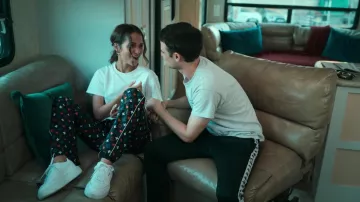 Baskets blanches Puma portées par Mira (Alicia Vikander) comme on le voit dans les tenues de l’émission de télévision Irma Vep (S01E03)