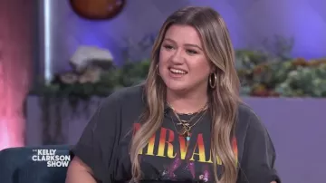 R13 Camiseta de manga corta con estampado de Nirvana usada por Kelly Clarkson como se ve en The Kelly Clarkson Show