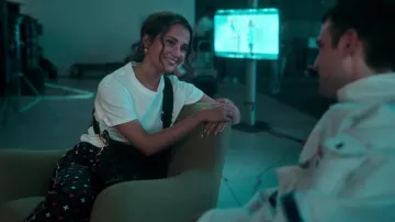 Sac noir Louis Vuitton porté par Mira (Alicia Vikander) vu dans Irma Vep (S01E03)