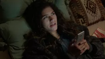 Le top gris à bouton Urban Outfitters porté par Michelle Jones (Zendaya) dans le film Spider-Man: No Way Home